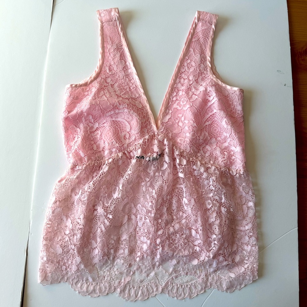 Gentle pink Top.  Guess ! NEW